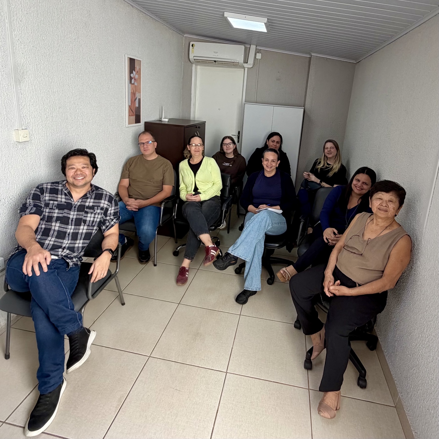 Equipe reunida em uma sala do escritório