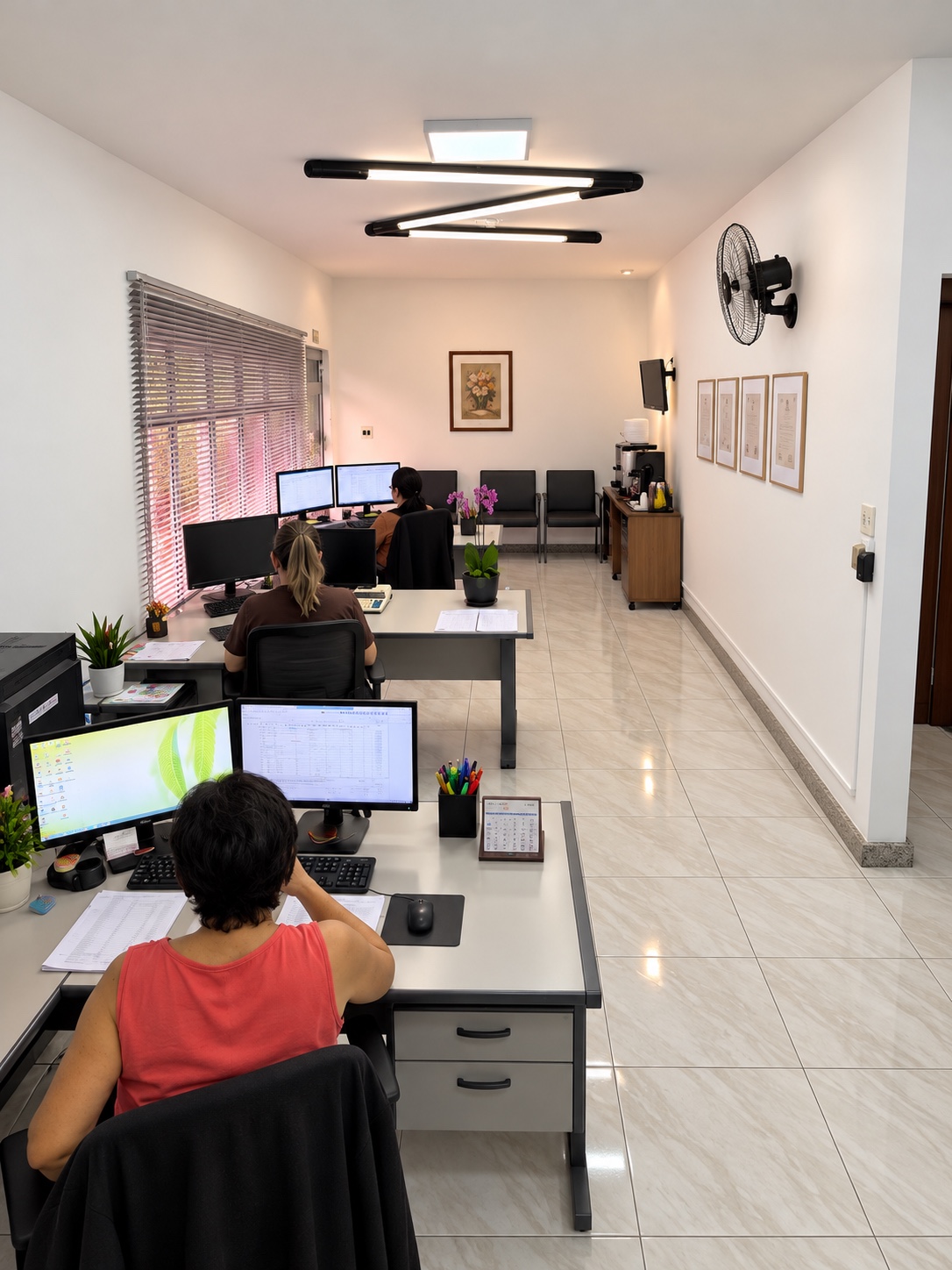 Equipe trabalhando no ambiente do escritório