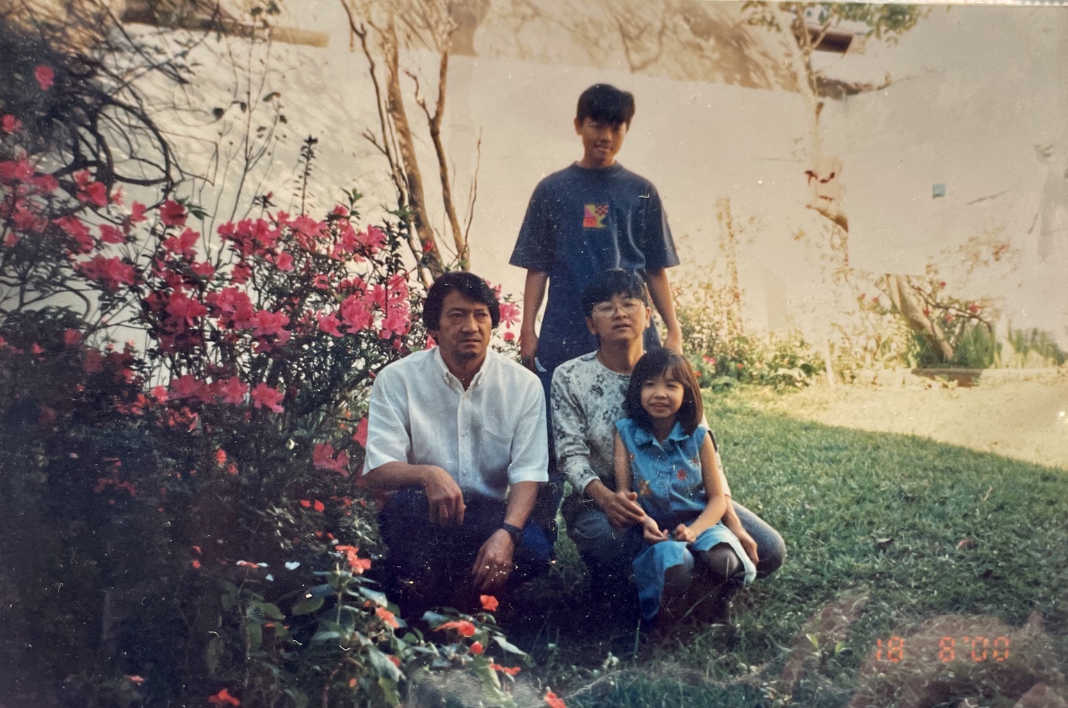 Registro antigo da família em um jardim